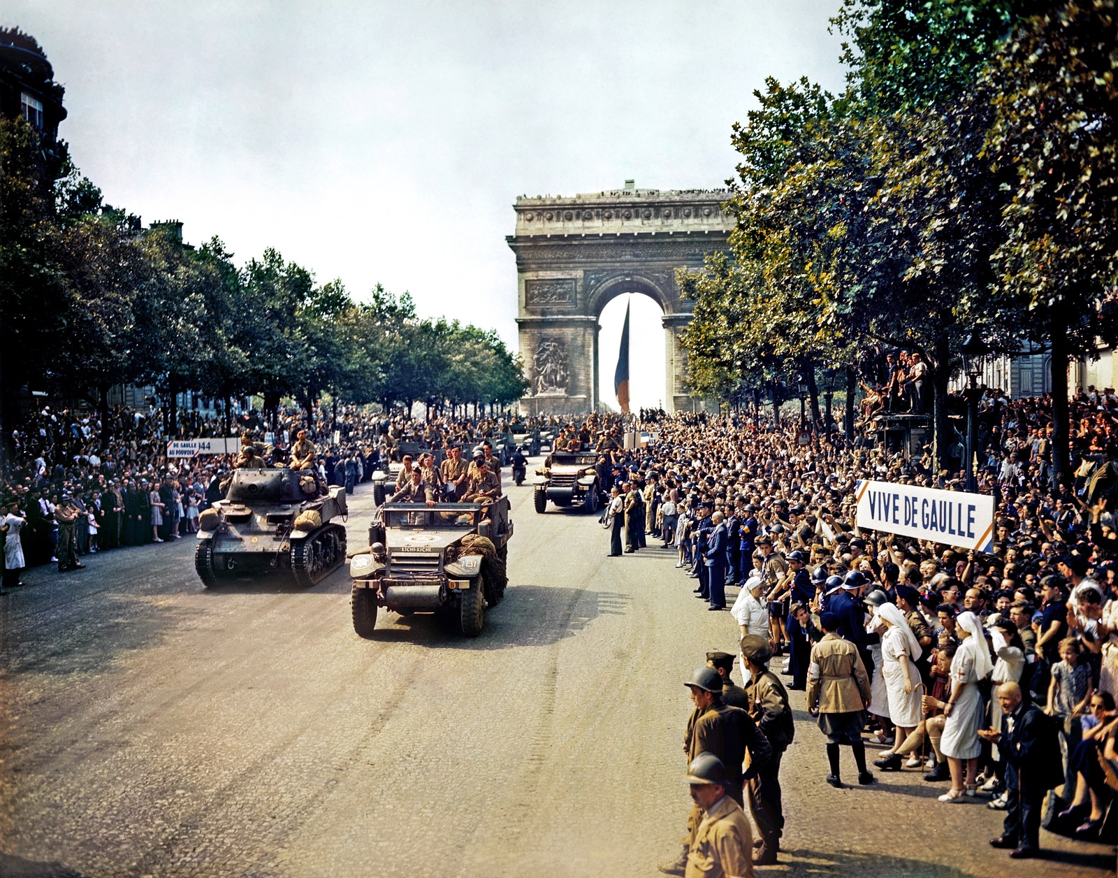 La libération de Paris et le défilé sur les Champs-Élysées